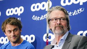 Svein østvik var blant dem som lot munnbindet gå opp i røyk under demonstrasjonen. Er Det Noen Som Har Vaert Utsatt For Maken Til Heksejakt Dn