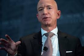 Em termos brutos, os bilionários do mundo valem us$ 8 trilhões, uma queda de us$ 700 bilhões em relação a 2019. Horas Apos Perder O Posto Jeff Bezos Volta A Ser Homem Mais Rico Do Mundo