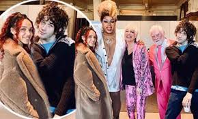 Fka twigs and the 1975 frontman matt healy have gone instagram official after weeks of dating rumours. Fka Twigs And The 1975 S Matt Healy Attend Dragcon With His Loose Women Star Mum Denise Welch Daily Mail Online