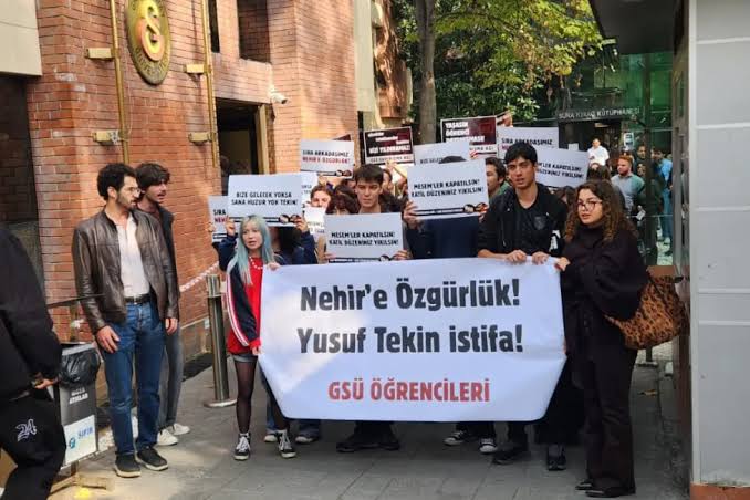 Galatasaray Üniversitesi'nde tutuklanan öğrenciler için eylem: 'Nehir ve  Nevin derhal serbest bırakılsın' - Evrensel
