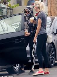Stattdessen wirkt die frühere freundin von robert pattinson immer sehr zurückhaltend. Kristen Stewart Bleibt In Gebleichtem Hoodie Unauffallig Wahrend Sie Mit Dylan Meyer In La Kaffee Macht Nach Welt