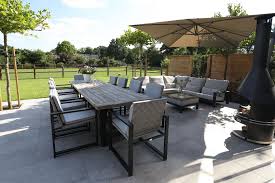 Moderne Graue Terasse Mit Stillvoller Esstischgruppe Und Gemutlichem Ecklounge Set Gartenmobel Terrassengestaltu Gartenmobel Sets Gartenmobel Garten Terrasse