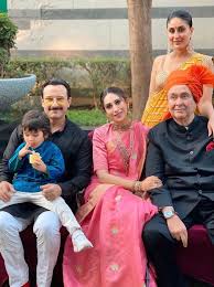 Saif Ali Khan Kareena Kapoor Khan Taimur Karisma Kapoor And Randhir Kapoor Strike A Pose For Family Kareena Kapoor Khan Bollywood Celebrities Kareena Kapoor