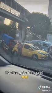 Video botol viral di bangladesh. Sibuk Atur Lalu Lintas Macet Pedagang Air Minum Ini Sampai Lupa Jualan Guideku Com