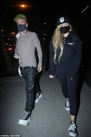 Mod sun & avril lavigne — flames. Mod Sun Shows Off A Tattoo Of Rumored New Girlfriend Avril Lavigne S Name On The Back Of His Neck Aktuelle Boulevard Nachrichten Und Fotogalerien Zu Stars Sternchen