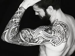 If you're familiar with runes, you may recognize some shapes and ideas in these viking ringerike tattoos. Wikinger Tattoo Fur Mann Ganzer Arm Symbole Und Knoten Tatouage Viking Modele Tatouage Tatouage Celtique