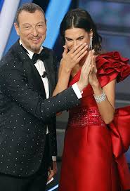 La fidanzata di valentino rossi arriverà sul palco del teatro ariston venerdì 7 febbraio e sabato 8 febbraio, salvo cambiamenti dell'ultima ora. Sanremo 2020 Il Terzo Look Di Francesca Sofia Novello Dilei