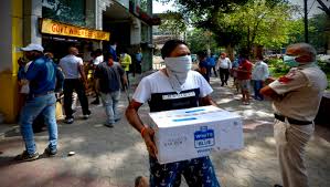 Indians line up to buy liquor outside one the liquor shops which was reopened monday after six weeks lockdown in new delhi, india. Lockdown 3 0 Full List Of Services Allowed Restricted In Delhi Lockdown News India Tv
