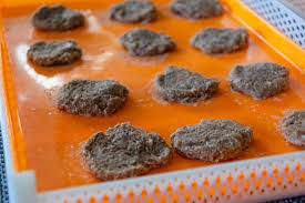 Occhio anche alla cioccolata, buona per noi ma altamente tossica per i cani a causa della teobromina, uno stimolante che può dare reazioni avverse immediate e portare anche ad insufficienza renale. Alimenti Tossici Per Cani E Gatti E Biscotti Essiccati Per Animali