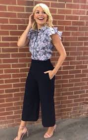 What is holly willoughby wearing today? Holly Willoughby Outfit Today This Morning Host Shows Off Svelte Figure And Golden Tan In Ruffle Floral Blouse Ok Magazine