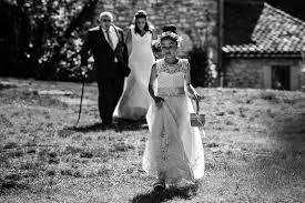 Mon approche photojournalistique laisse de côté les poses traditionnelles, les attitudes gênées et les photographies artificielles. Reportage De Mariage Au Comptoir Saint Hilaire Photographe D Pommier