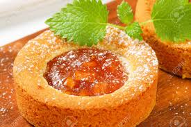 Es freut mich das ihr mich und alle die mit am start sind so zahlreich. Kleine Runde Kuchen Mit Apfelmus Gefullt Lizenzfreie Fotos Bilder Und Stock Fotografie Image 27271682