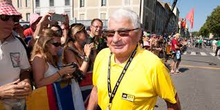 Toujours aux côtés de son champion lors des caravanes du tour de france, l'épouse. Raymond Poulidor Est Mort