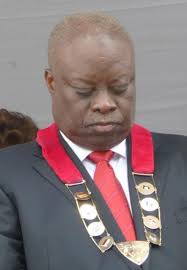 Gov. Kenneth Mapp bows his head in prayer