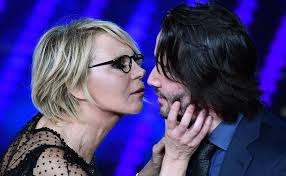 Una vita trascorsa tra redazioni e tv, una carriera iniziata sin da giovanissimo e, per sua stessa ammissione, nata sugli inciampi nella fortuna. Maurizio Costanzo E Il Matrimonio Con Maria De Filippi Dormo Solo