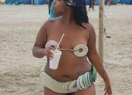 Dai tagli triangolari ai modelli senza spalline, i bikini presentano le ultime stampe animalier, tonalità. Bikini Da Horror I Costumi Da Bagno Piu Brutti Della Storia Della Moda Caffeina Magazine