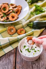 Lo yogurt greco differisce da quello normale per la tipica densità, imputabile a una maggior concentrazione nutrizionale, soprattutto di proteine, e un minor livello di idratazione e di nutrienti. Salsa Allo Yogurt Greco Basilico Secco