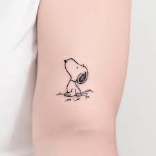 Charlie sheen had a tattoo of a japanese divinity done by the unbelievable japanese craftsmen bonten taró on the inner side of his lower right arm. Tattoo Uploaded By Tattoodo Tattoo By Rob Carvalho Robcarvalho Snoopytattoos Snoopy Peanuts Charliebrown Cartoon Dog Vintage Minimal Illustrative Blackwork 632810 Tattoodo