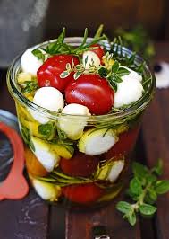 Klassisch als salat 'caprese' oder in einer cremigen suppe und auf einem knackigen. Cocktail Tomaten Mit Mozzarella Kugeln Eingelegt In Frische Krauter Und Olivenol Rezepte Einmachrezepte Tomate Mozzarella