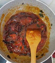 Tumis halia bersama bawang putih, bawang merah dan cili besar merah hingga wangi dan layu. Resipi Ayam Masak Cili Kering Style Cina Muslim Rasa Masam Manis Pedas Cukup Sedap Mudah Jer Caranya Keluarga