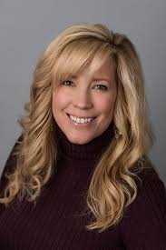 Dori Henderson's Instagram, Twitter & Facebook