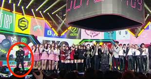 Wanna one, shinee, vixx, hotshot and exo members spotted in cebu. Exo And Wanna One Protect Other Idols At Gayo Daejejeon Koreaboo