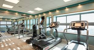 Entrena gym en casa son ejercicios caseros esencialmente económicos y efectivos donde puedes usar el peso corporal o herramientas básicas que encontraras en tu hogar y además todos los. Gym Casa Hotel