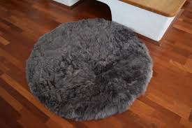Teppich rund grau o 80 120 zimmerteppich kinderzimmer shaggy aquanova badteppich nevada red 70 x 120 cm bett und so teppich waschbar turkis shabby chic design medaillon my1300t suchergebnis auf amazon de fur grune runde teppiche joop badteppich luxury anthrazit hertie de. Naturasan Lammfell Teppich Hochflor Rund 120 Cm Farbe Grau Naturasan Fellshop