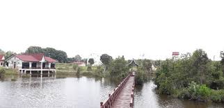 Kesan warna biru kehijauan adalah pantulan warna langit dan bayangan pokok. Mohd Faiz Bin Abdul Manan Taman Ekstrem Tasik Chin Chin