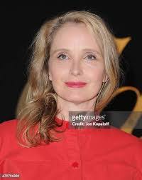 Julie Kohl's Instagram, Twitter & Facebook