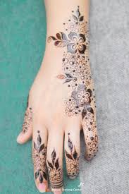 طريقة تطبيق الحناء في المنزل بسيطة تصميم حناء جميل جدا للفتيات العربيات الجميلات اجمل حناء Wedding Henna Designs Henna Tattoo Designs Mehndi Designs