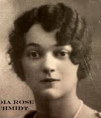 Can someone restore the background of this photo?