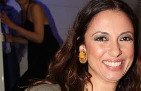 Η μπέττυ μαγγίρα μεταμφιέζεται σε sophia loren και ερμηνεύει το τραγούδι mambo. Mat8ildh Maggira O Gamos E3pres H Korh Poy Zei Me Ton Patera H Kata8lipsh H Psyxo8erapeia Kai H Nea Sxesh