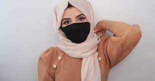 Foto cewek2 cantik lucu berhijab pake masker. Kreasi Masker Untuk Perempuan Yang Berhijab Aman Tapi Tetap Stylish Popmama Com