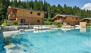 Luxus Chalets Tirol La Soa Huttendorf Tirol Im Tannheimer Tal In 2020 Chalet Tirol Dorf Tirol Urlaub