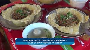 Karenanya tempat makan ini terkenal dengan nama mie ayam pangsit sinar. Bukan Debus Mie Ayam Di Sini Dimakan Sama Mangkuknya Youtube