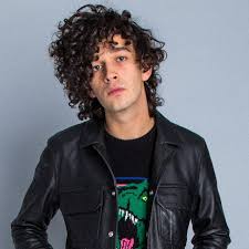 The 1975 S Matty Healy Is A Sexually Confused Edward Scissorhands Matt Healy Matty Healy The 1975 Lead Singer