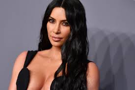 Nicole scherzinger kept fans guessing with a photo where she looked just like kim kardashian. Kim Kardashian Makes Sure You Can See Her Wedding Band Free Left Hand Vanity Fair