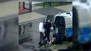 W oczekiwaniu na sekcję zwłok i w tragicznych nastrojach, które doprowadziły do zamieszek pod komendą, głos zabrała matka zmarłego człowieka. Xifxvx35rrmxkm