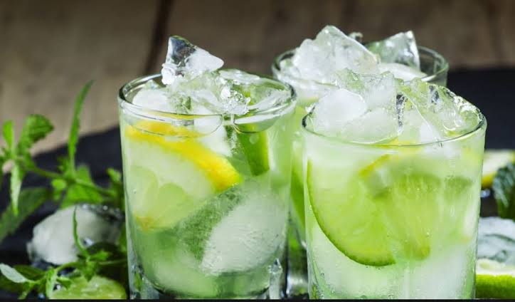 A caipirinha é uma bebida feita de limão, cachaça e açúcar. 