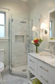 Attraktives Design Vom Badezimmer Sehr Klein Und Modern In Weiss Gestaltet Kleine Badezimmer Badezimmer Design Bad Einrichten