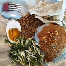 Emak faizah yang saya panggil sebagai kak nik bidah juga memang handal. Fotos Bei Nasi Kerabu Cikgu Ct Skudai Johor