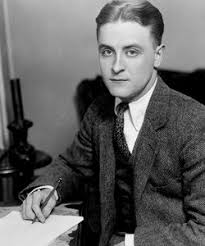 Nominalizat la oscar și regizat de david fincher, filmul spune povestea lui benjamin button, un om care se naște bătrân și stafidit, dar întinerește cu trecerea anilor. E Scott Fitzgerald Strania Poveste A Lui Benjamin Button