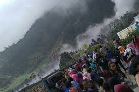 Petugas memeriksa kondisi di sekitar kawah sileri pasca letusan freatik di kawasan dataran tinggi dieng desa. Kawah Sileri Dieng Meletus Ini Data 17 Korban Terdampak Kabar24 Bisnis Com