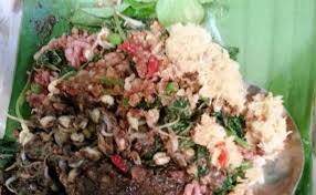 Tambahkan kemangi dan sayuran, lalu siram bumbu kacang. Kuliner Madiun Warga Madiun Tertarik Nikmati Pecel Ndeso Dari Solo