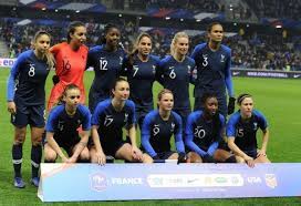 Ainsi, en france, ada hegerberg, joueuse la mieux payée de d1, et par extension de tout le football féminin, avec 400.000 euros brut par an à l'ol, gagne environ 100 fois moins que neymar, joueur. Football L Equipe De France A Deauville C Est Officiel Le Pays D Auge