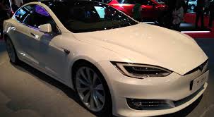 Ini merupakan era baru, era kendaraan listrik bahwa dengan harga mobil listrik yang semakin terjangkau dan turut sertanya pemerintah mendukung kendaraan berbasis listrik dengan berbagai insentif yang ada, ucap rudy. Tesla Model S P100d Salah Satu Sedan Tercepat Hadir Di Iims 2017