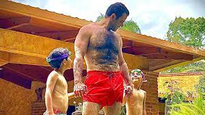 Eduardo Capetillo posa sin camisa y en shorts tras aclarar por qué tiene  tanto pelo | Univision Famosos | Univision