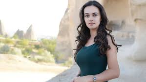 Hande soral bir gün arkadaşlarıyla birlikte, komedi dükkanı dizisini izlemeye gitti, hayatı değişti. When Will The Episodes Of The New Season Of Ertugrul Continue Resurrection Ertugrul Surprise Surprise