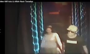 Kalau anda masih ingat beberapa bulan yang lalu heboh industri seni negara kita dengan kontroversi yang melibatkan pelakon, aliff aziz dan pelakon cantik, afifah nasir. Video Viral Adik Bella Ajuk Adegan Cctv Alif Aziz Dan Afifah Nasir Berpegangan Tangan Di Bilik Karaoke Kisah Dunia